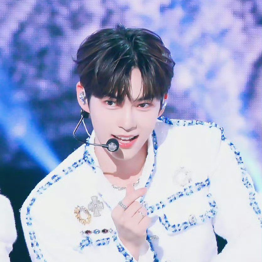 成韩彬 (ZEROBASEONE)的最新照片