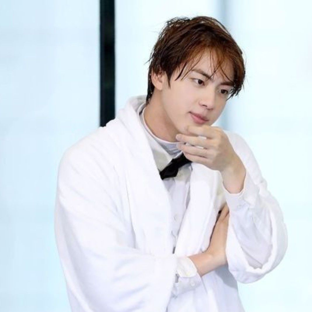 Momen yang diabadikan oleh penggemar Jin (BTS)
