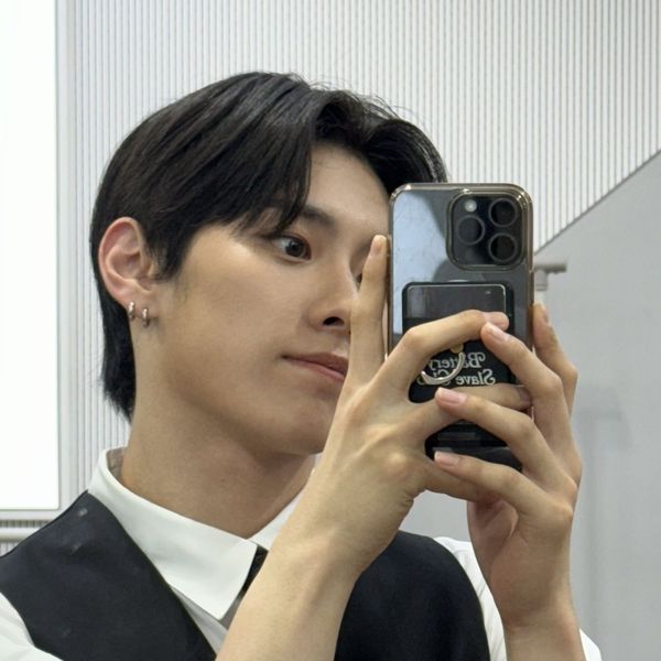 Signature photo of Kyungjun capturing their charm