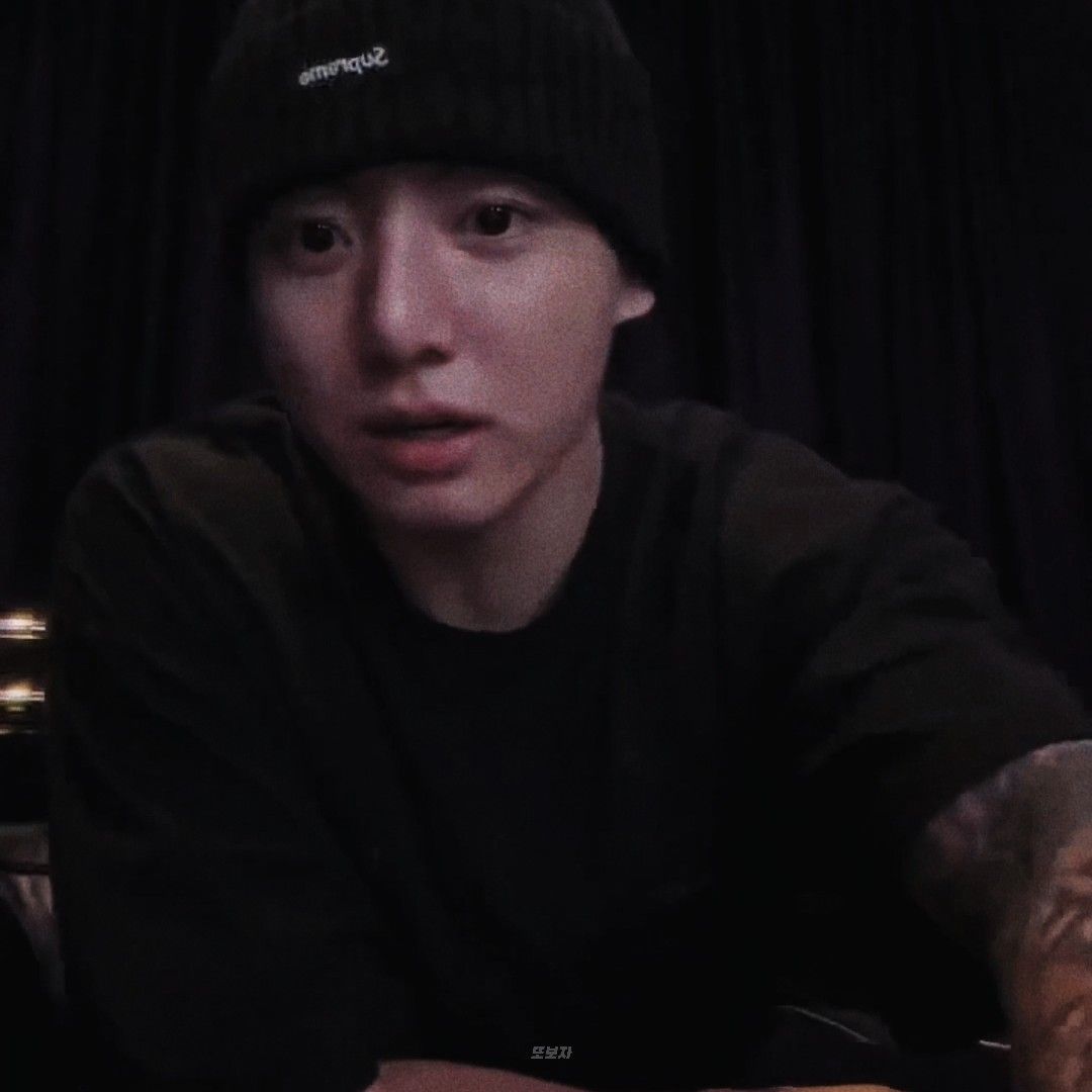Foto aktivitas terbaru Jungkook (BTS)