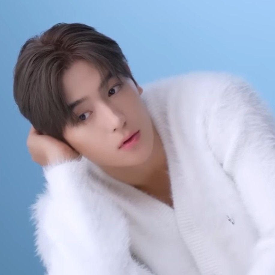 A moment captured by Hyunjae (THE BOYZ)'s fan