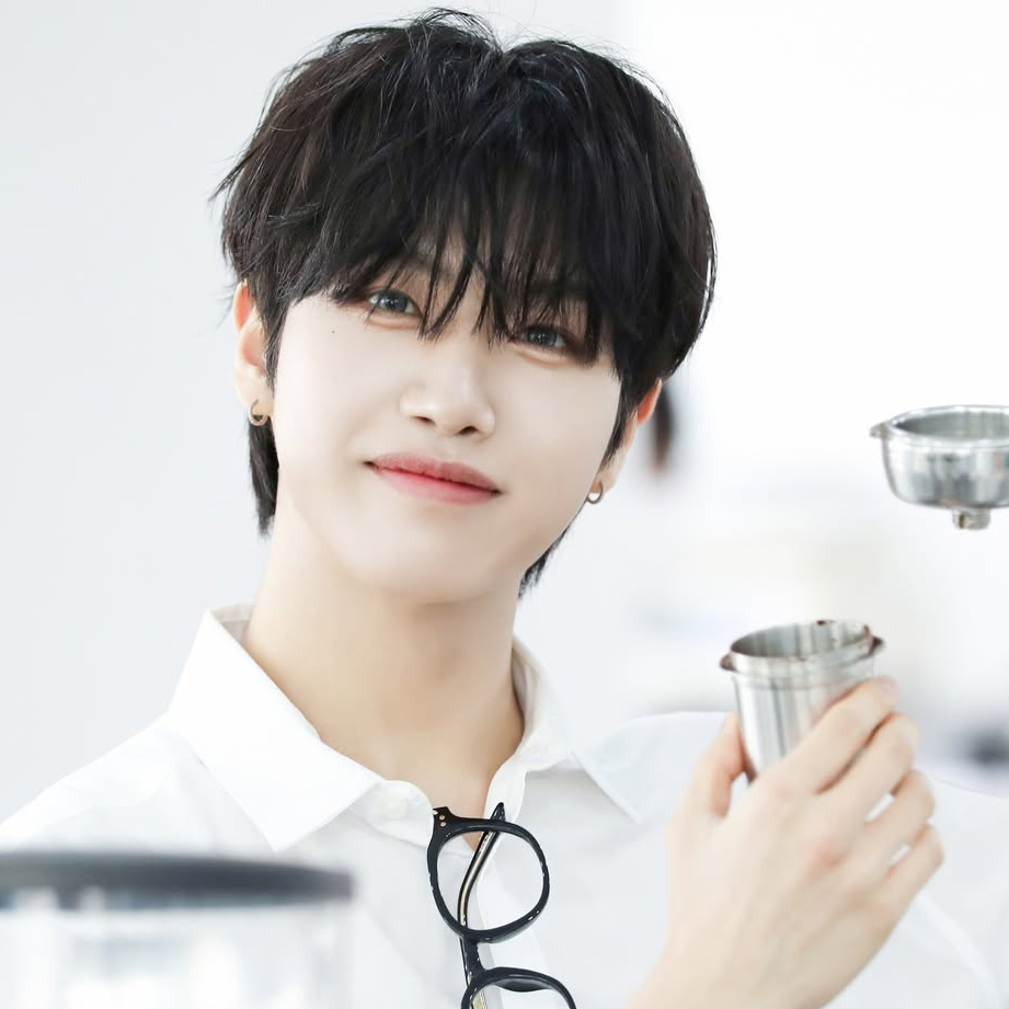 Behind-the-scenes cut of Huiwon (n.SSign)