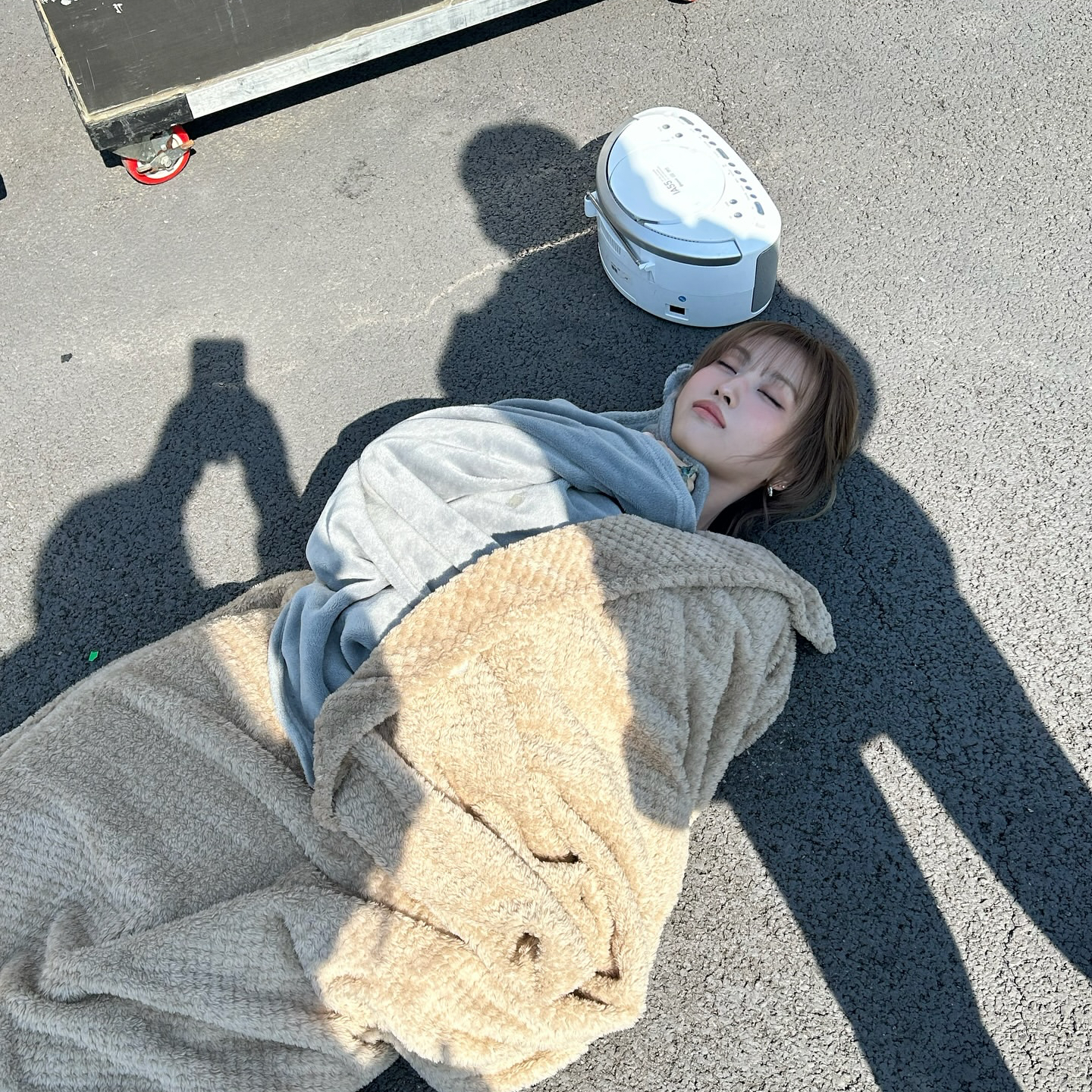 Behind-the-scenes cut of Momo (TWICE)
