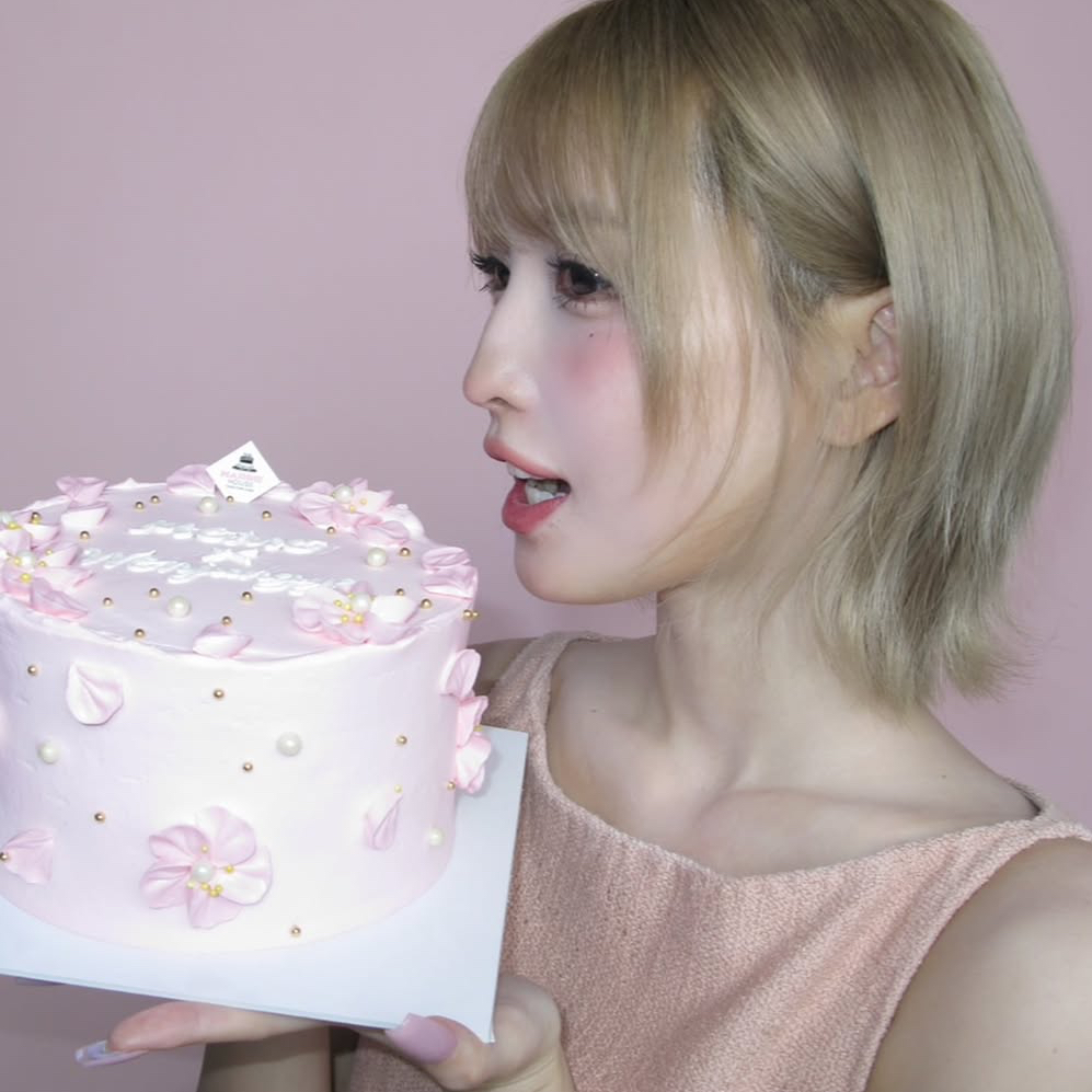 Behind-the-scenes cut of Momo (TWICE)