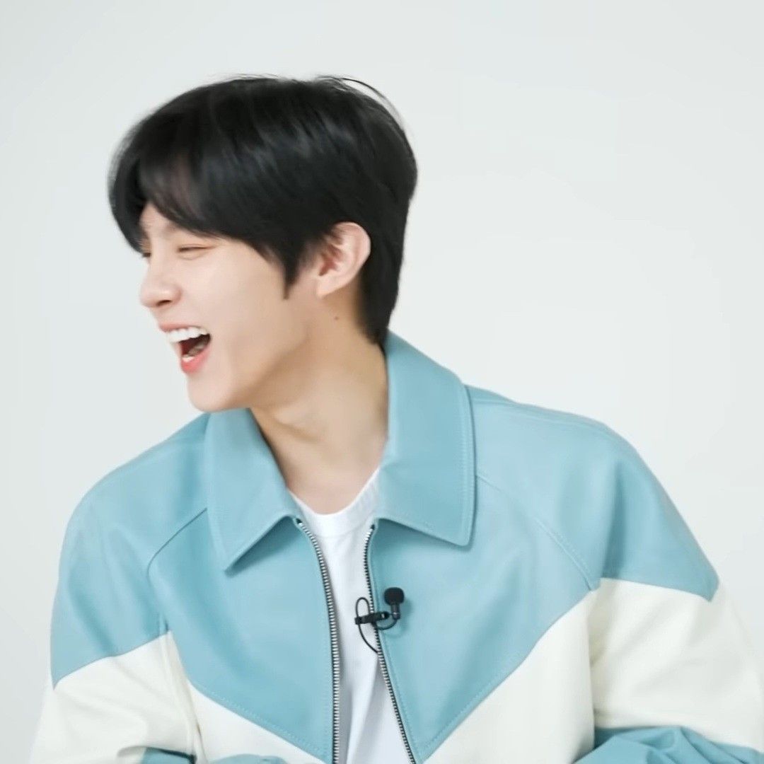 Foto terbaru Kim Wooseok