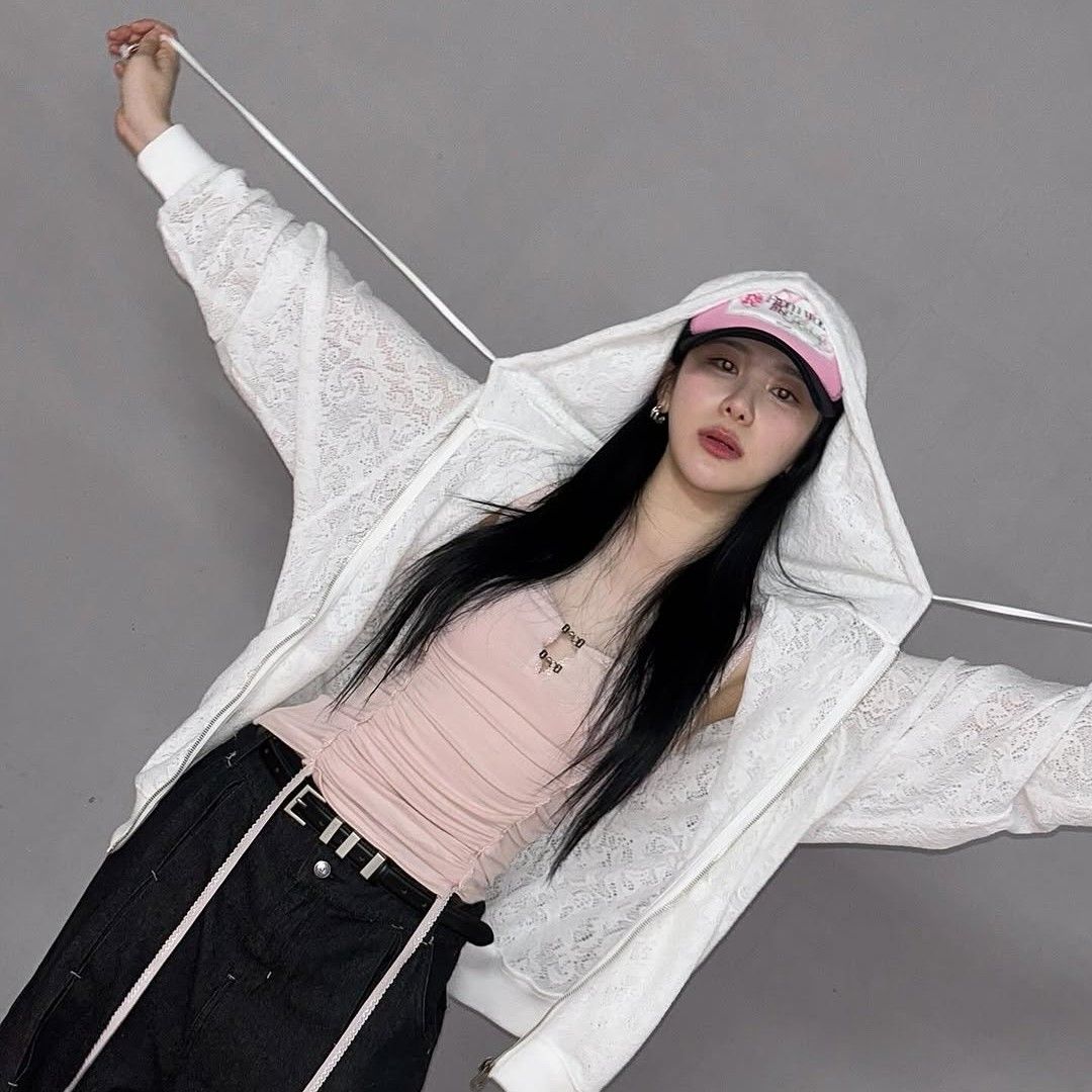 Behind-the-scenes cut of Lee Chaeyeon