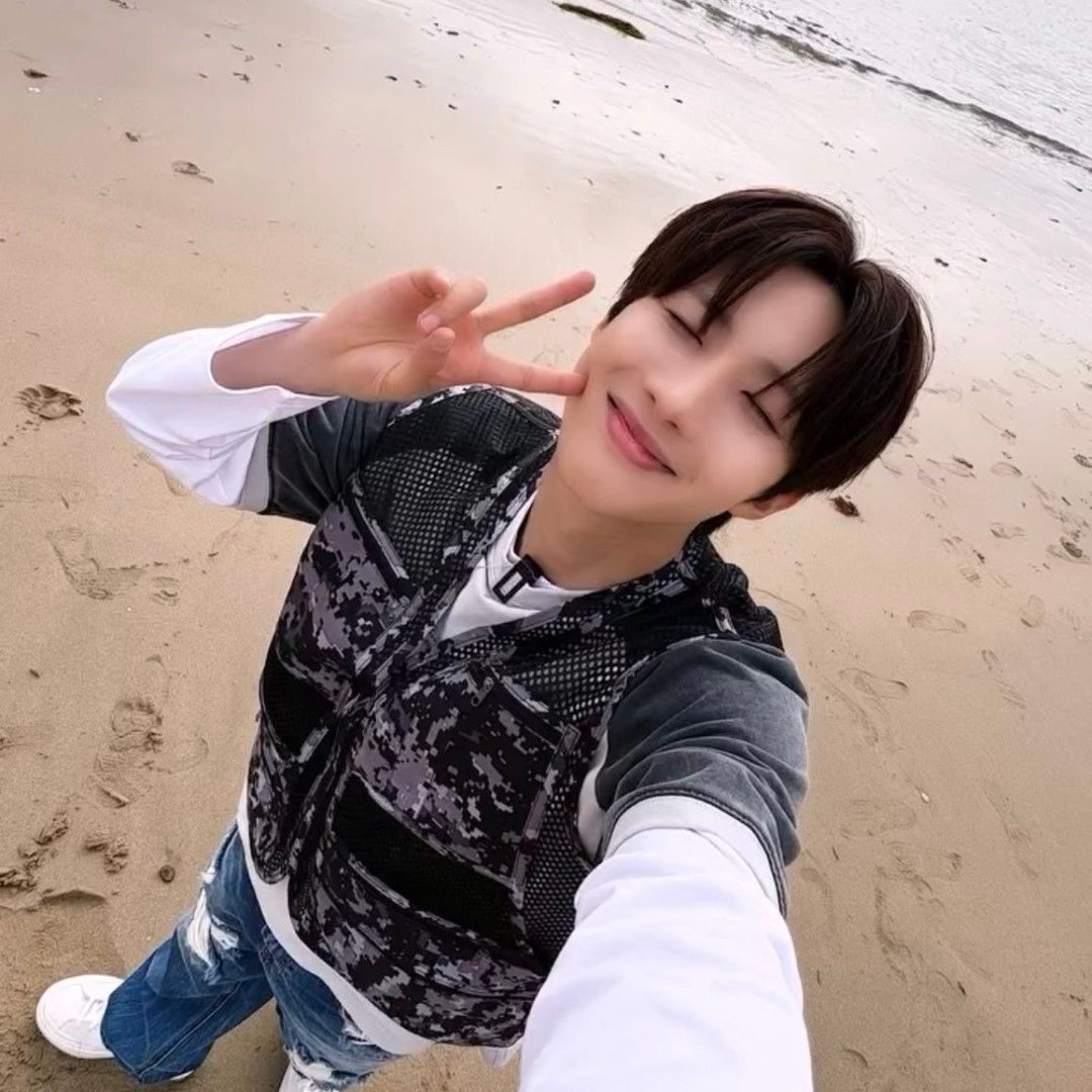 Behind-the-scenes cut of Hui (PENTAGON)