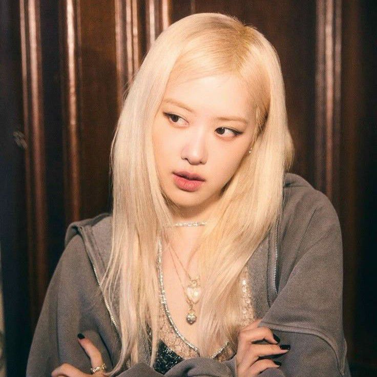 BLACKPINKロゼ、ブラトップ姿で抜群スタイル披露「完璧ボディ