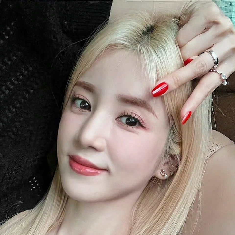 Behind-the-scenes cut of Park Chorong (Apink)
