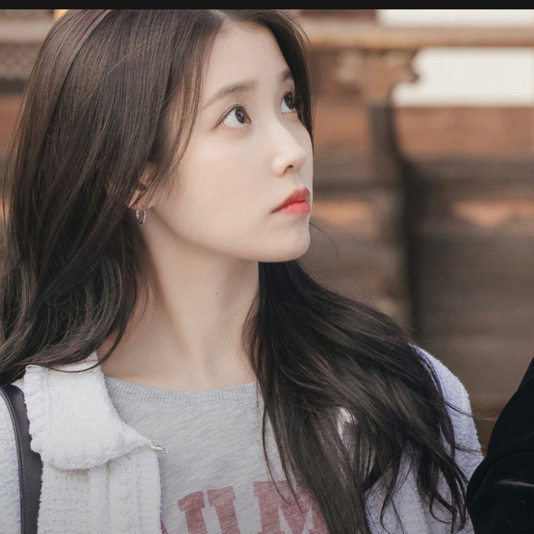 Behind-the-scenes cut of IU