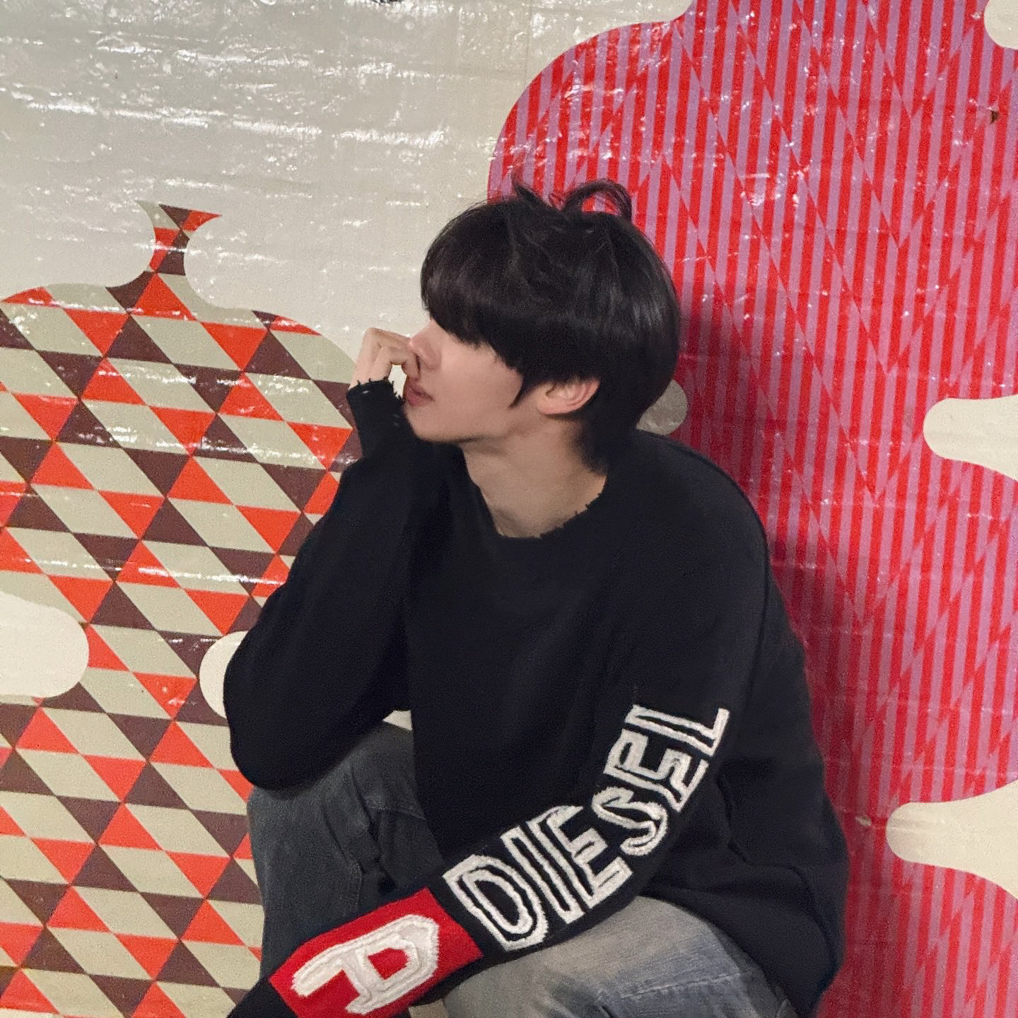 キム・ギュビン (ZEROBASEONE)の舞台裏ショット