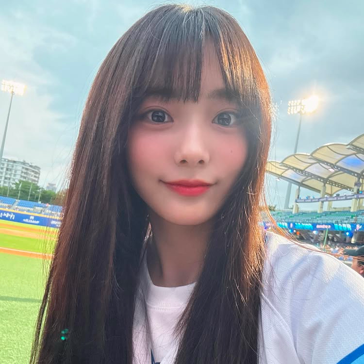 Recent activity shot of Siyeon (QWER)