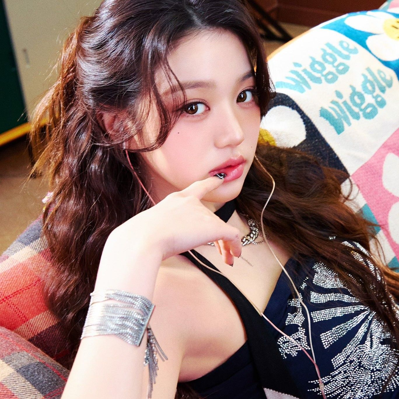 Behind-the-scenes cut of Jang Wonyoung (IVE)