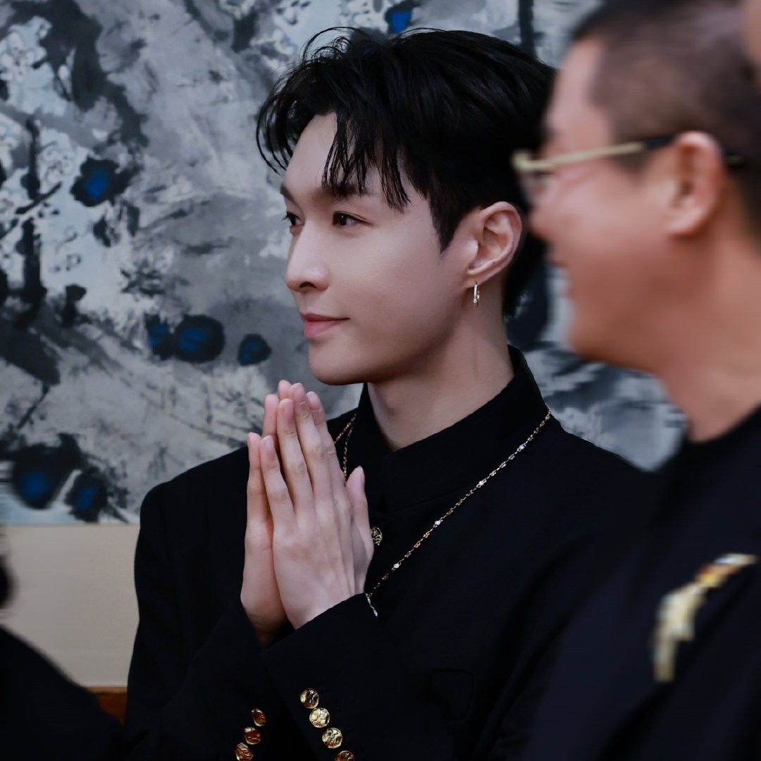 Recent activity shot of Lay (EXO)