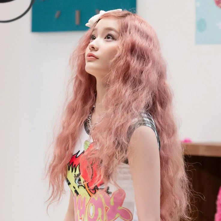 Behind-the-scenes cut of Iroha (ILLIT)