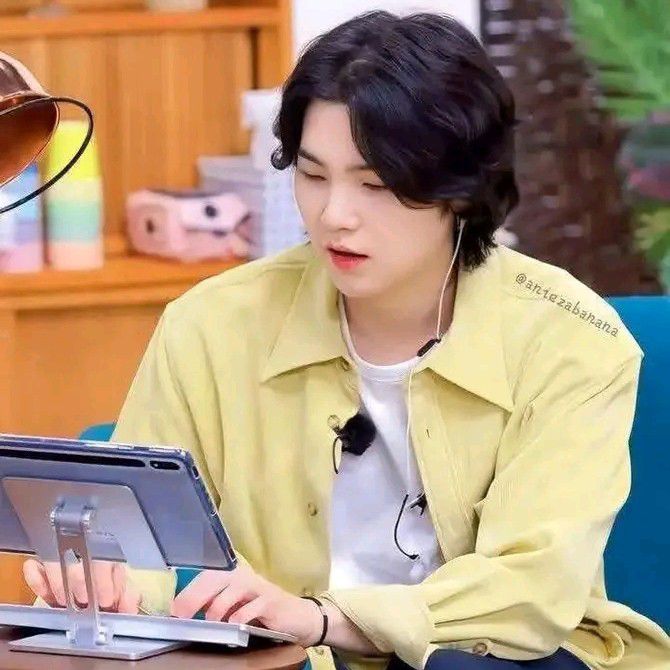 Foto aktivitas terbaru SUGA (BTS)