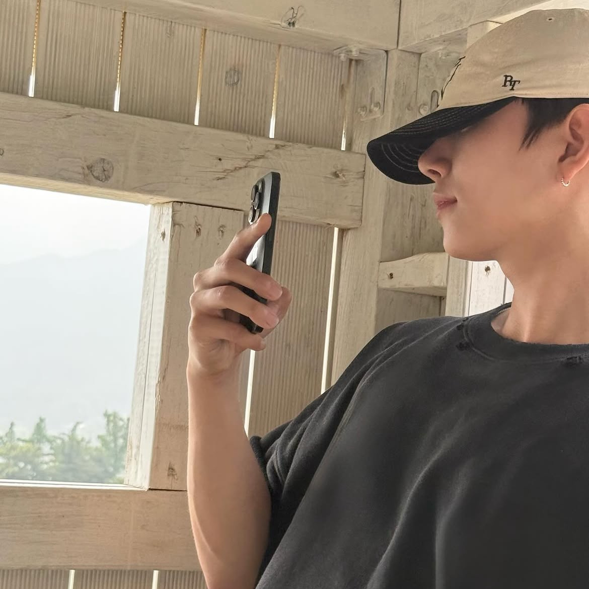 Behind-the-scenes cut of Joshua (SEVENTEEN)