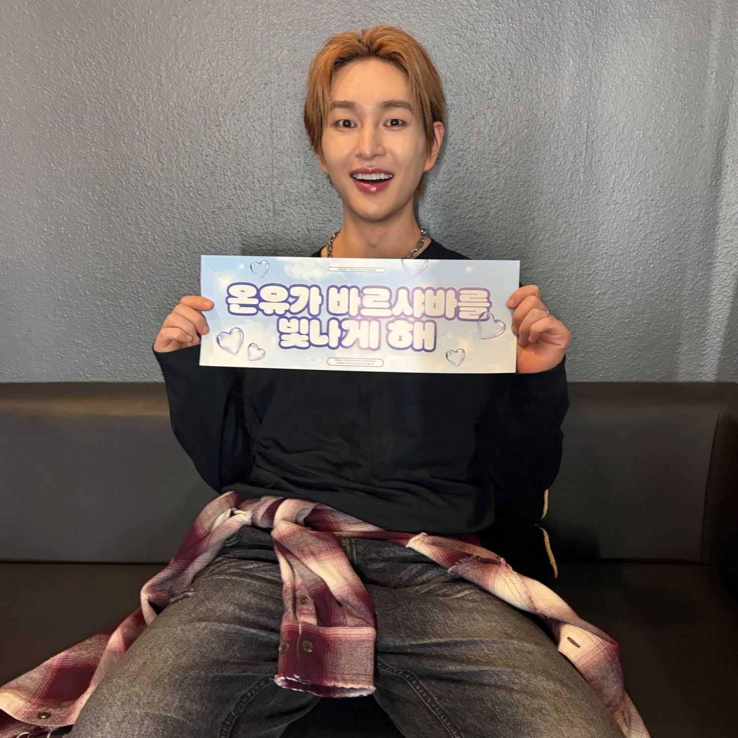 A moment captured by Onew (SHINee)'s fan