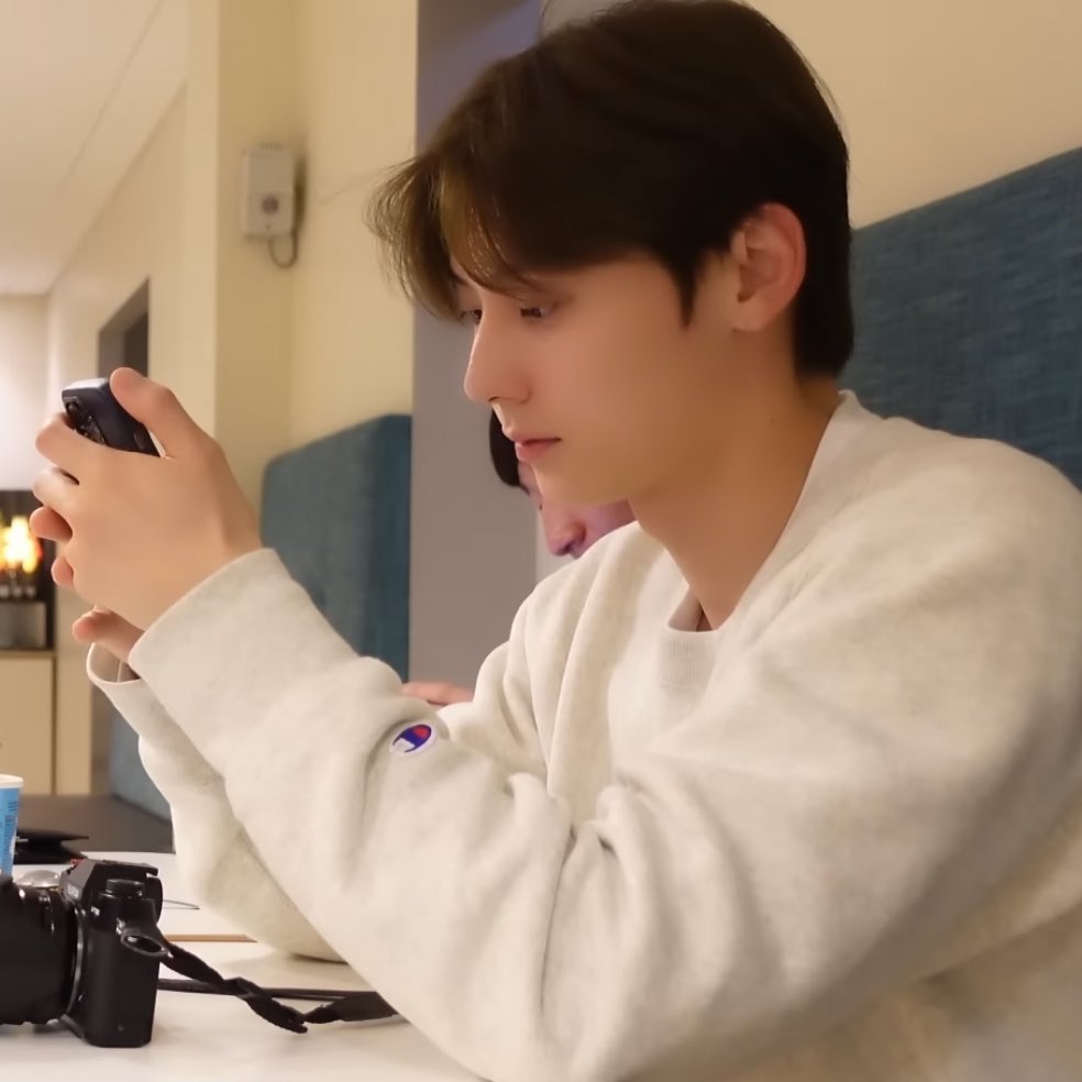 A moment captured by Hwang Minhyun's fan
