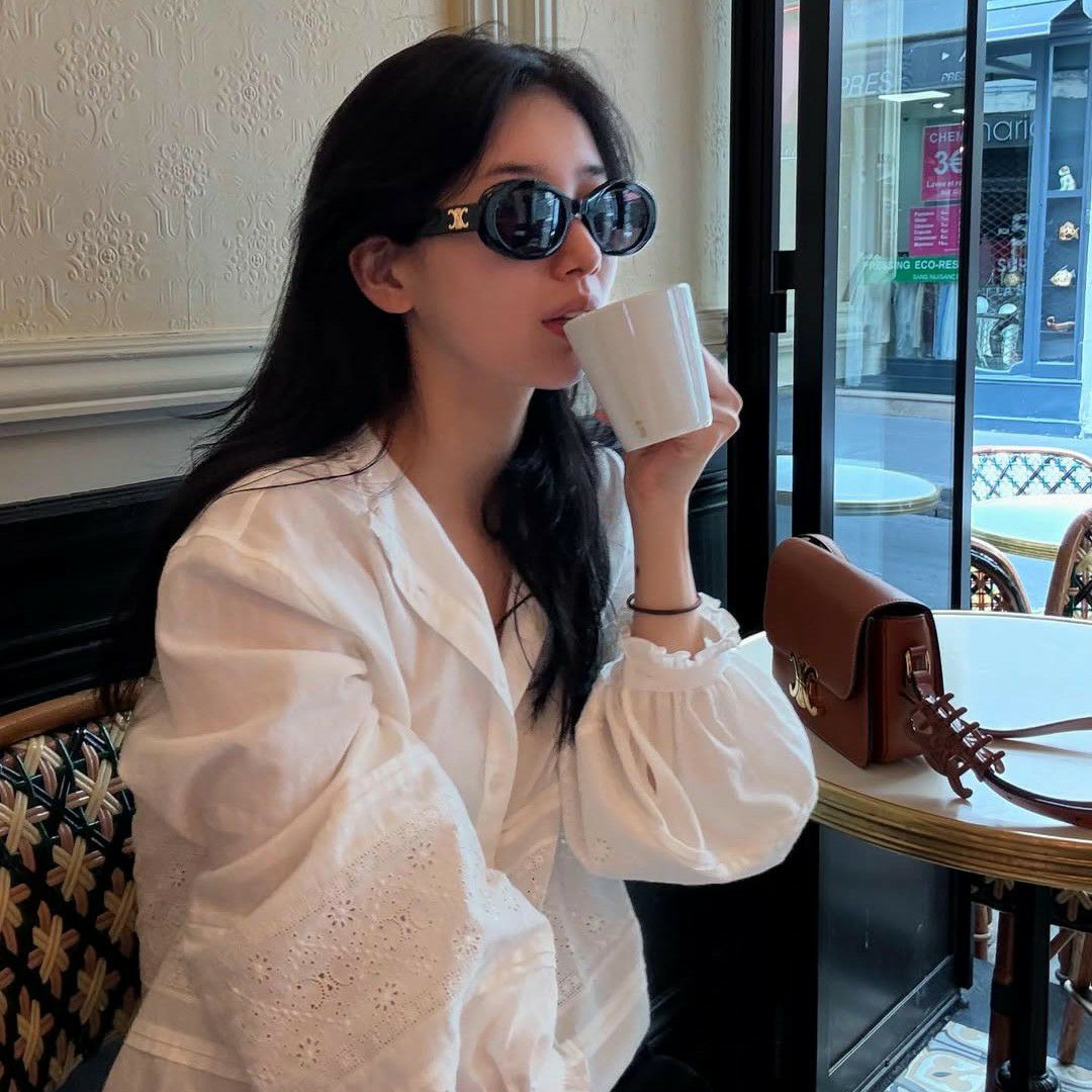 A moment captured by Suzy's fan