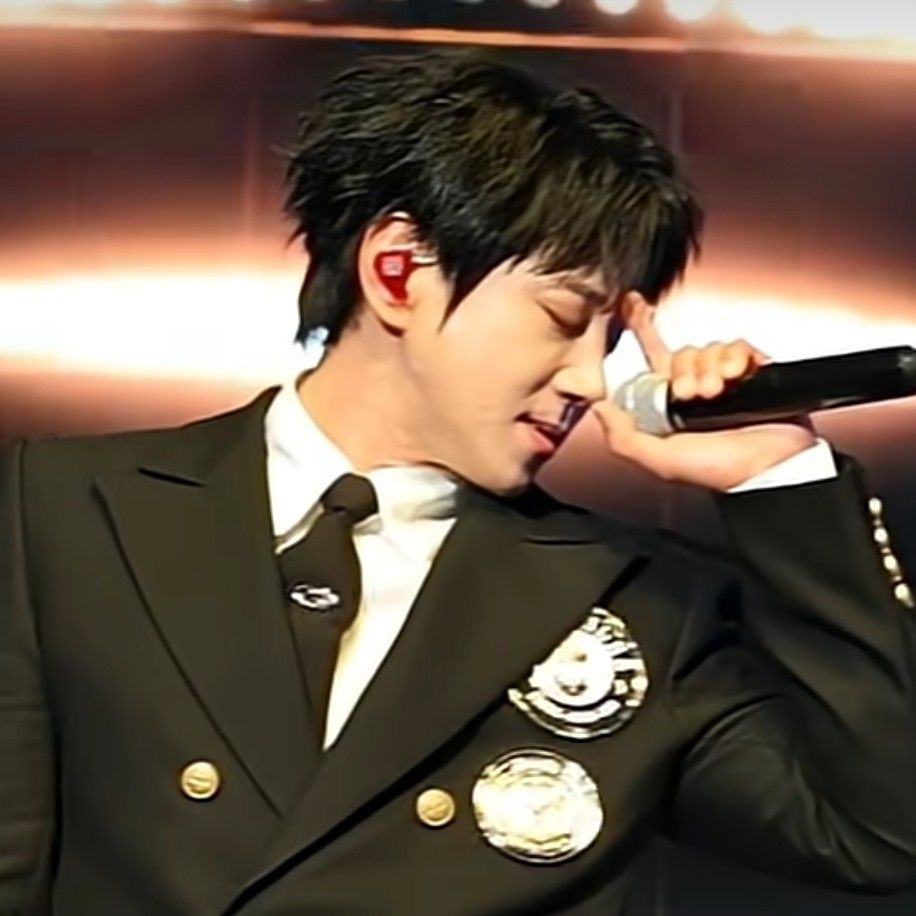 Latest photo of Hwang Chiyeol