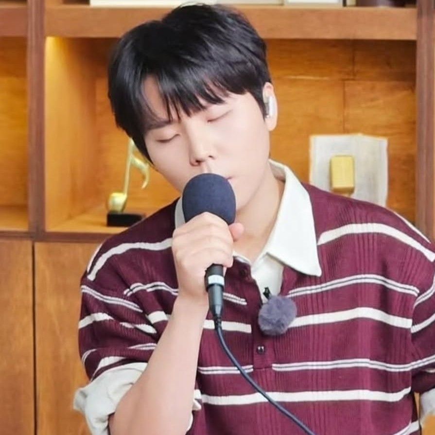 A moment captured by Jung Seunghwan's fan