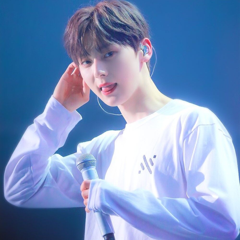 A moment captured by Hwang Minhyun's fan