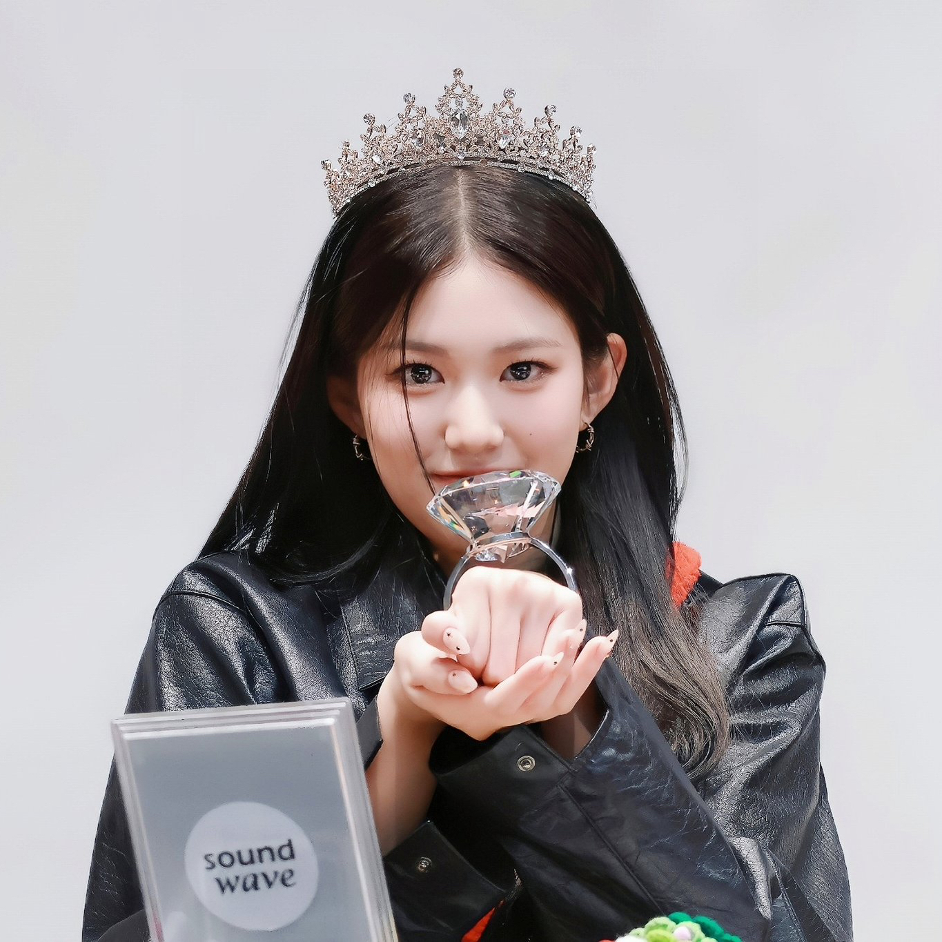 Behind-the-scenes cut of Yoon Jiyoon (izna)
