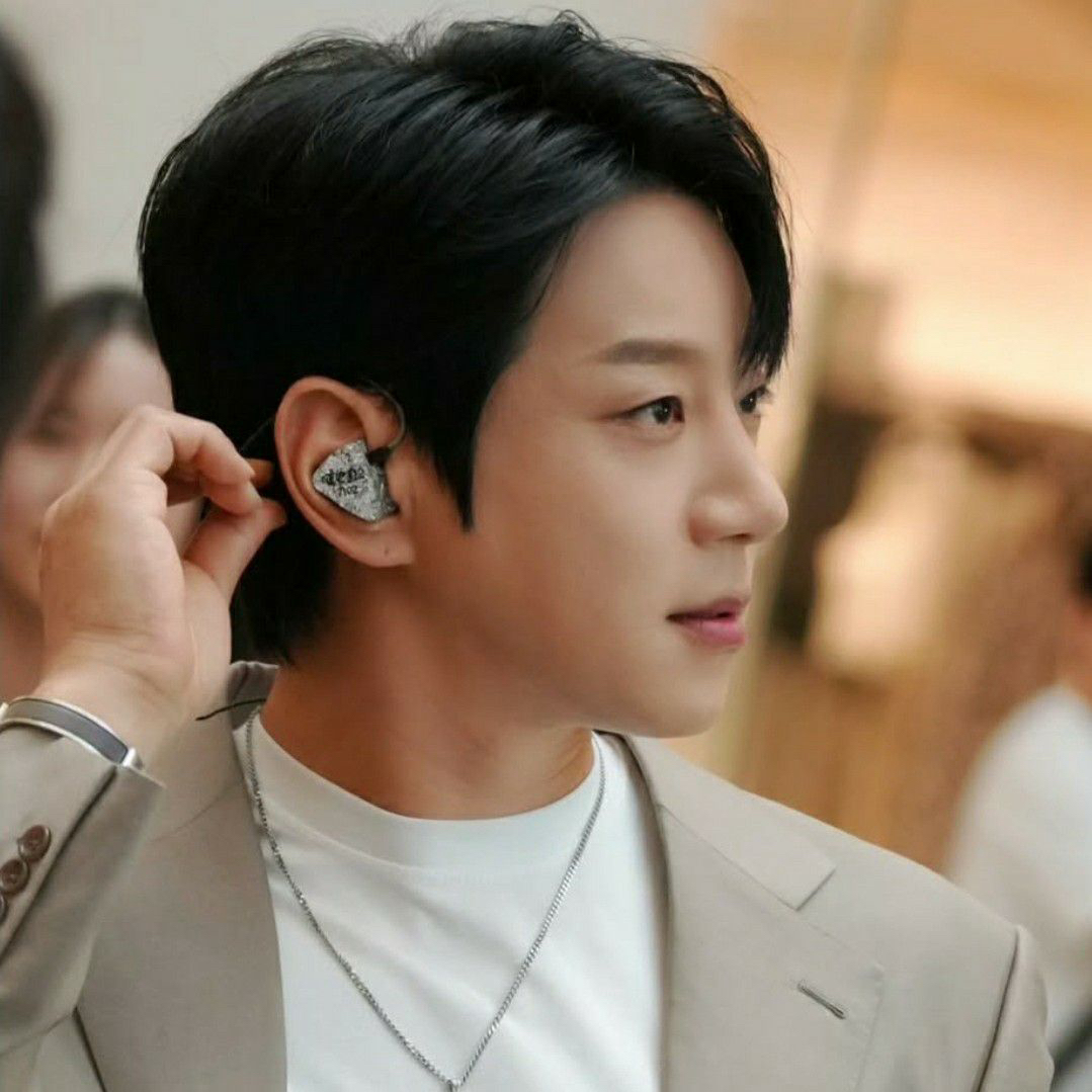 Behind-the-scenes cut of Hwang Chiyeol