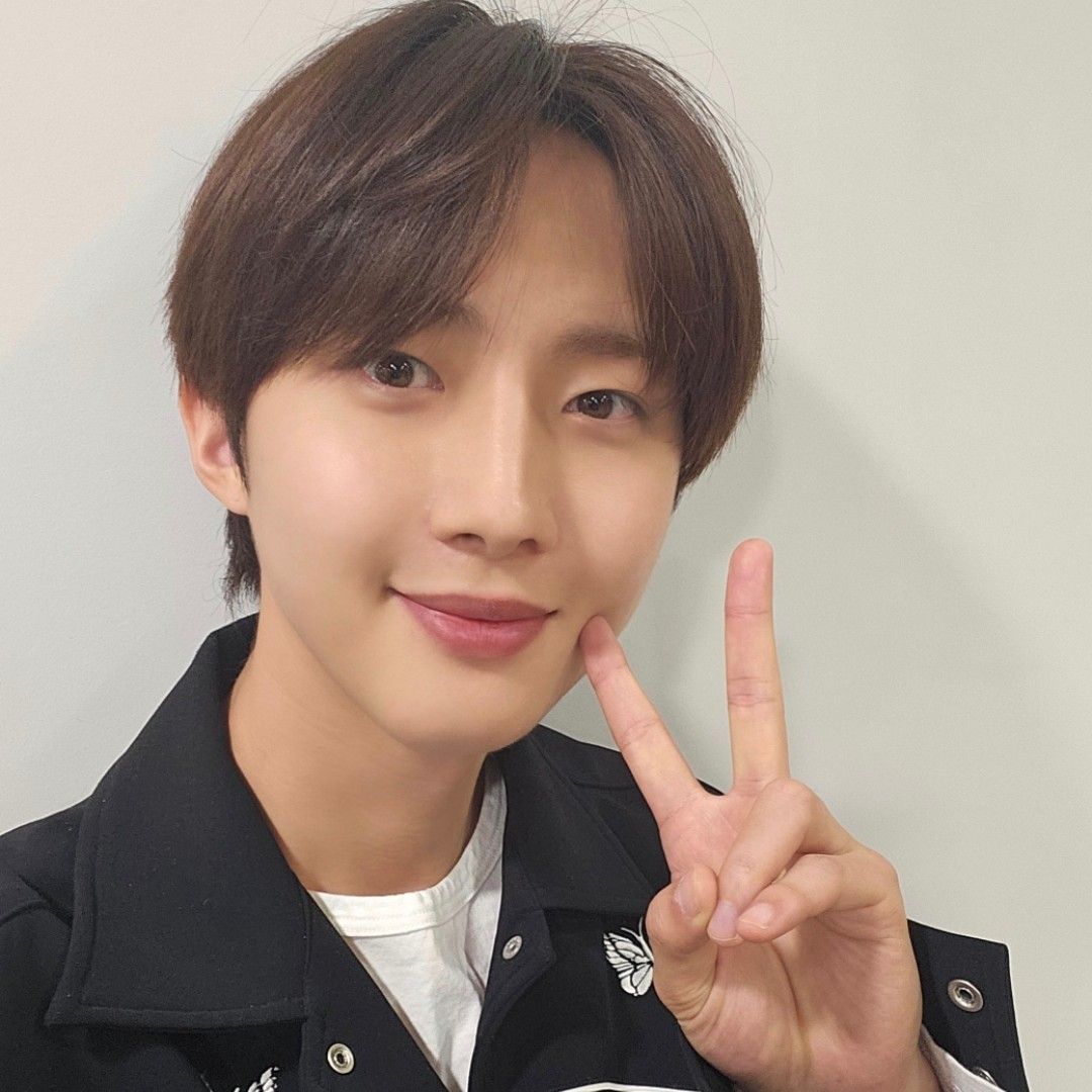 A moment captured by Hui (PENTAGON)'s fan