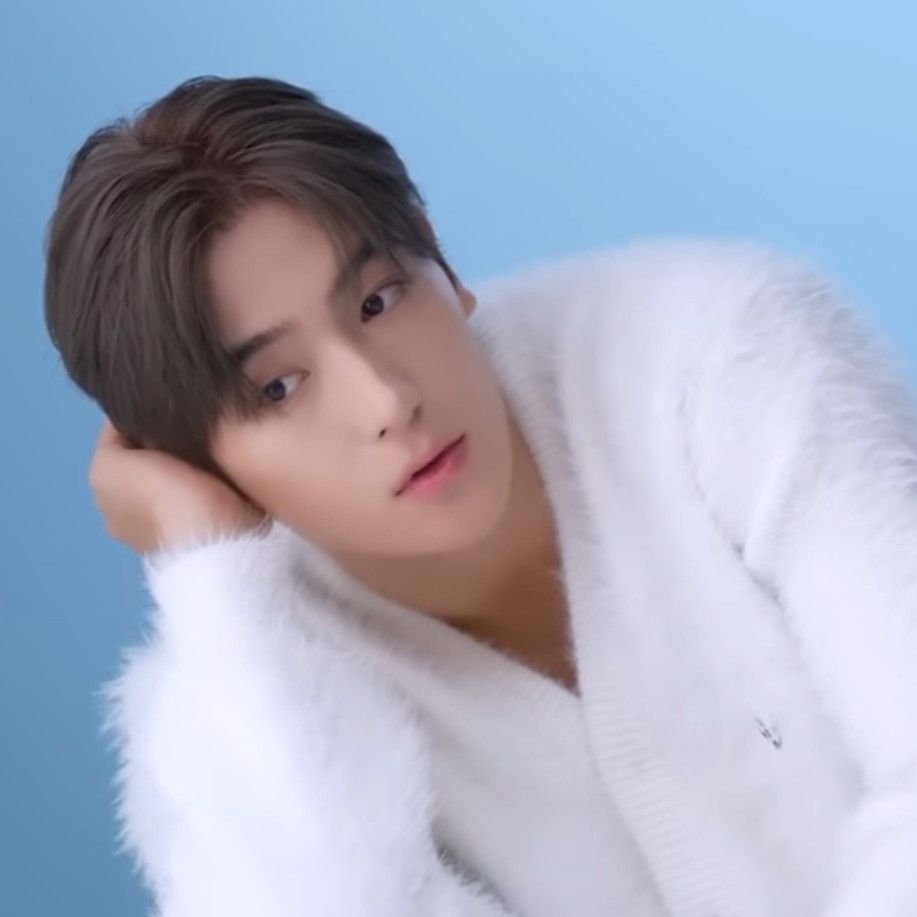 A moment captured by Hyunjae (THE BOYZ)'s fan