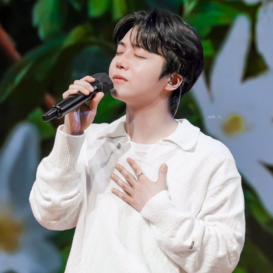 A moment captured by Jinho (PENTAGON)'s fan