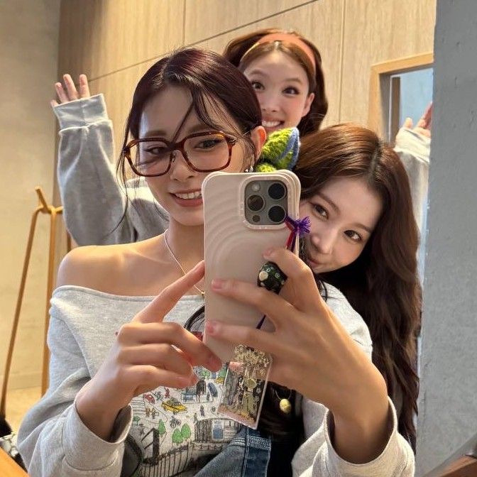 A moment captured by Tzuyu (TWICE)'s fan