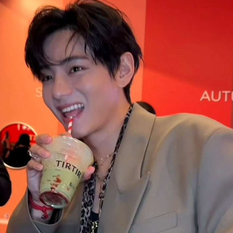 뷔 (방탄소년단) 최근 활동샷