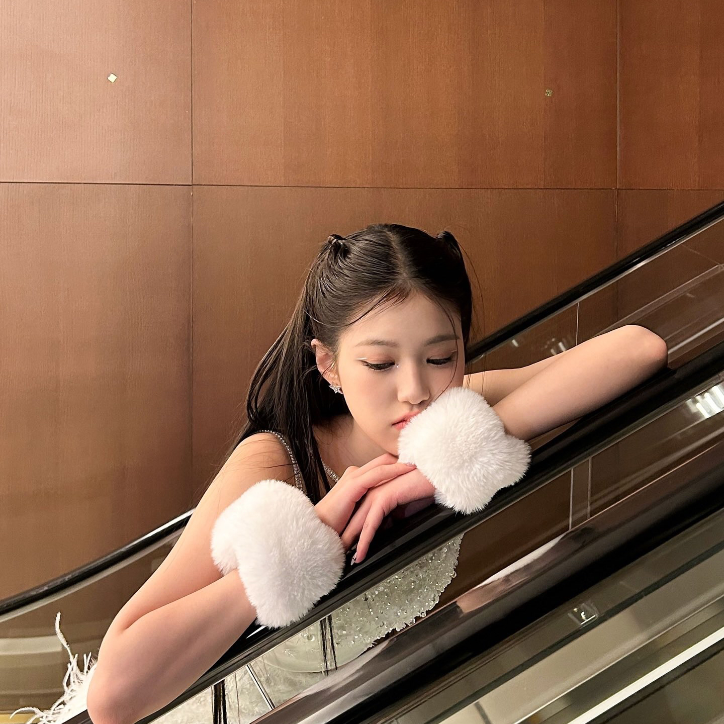 Behind-the-scenes cut of Yoon Jiyoon (izna)
