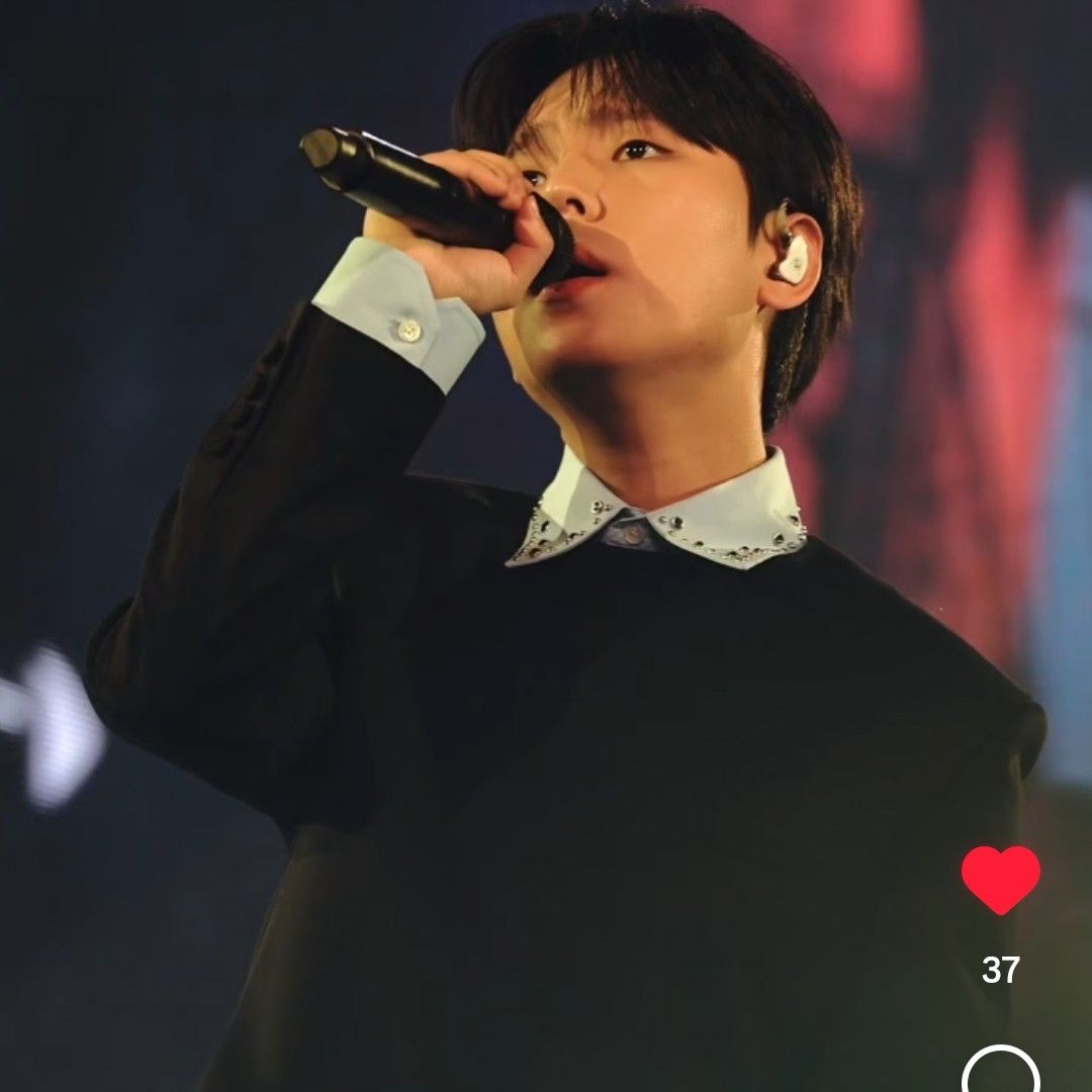 A moment captured by Jung Seunghwan's fan