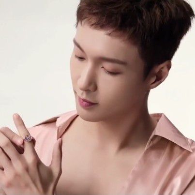 Behind-the-scenes cut of Lay (EXO)