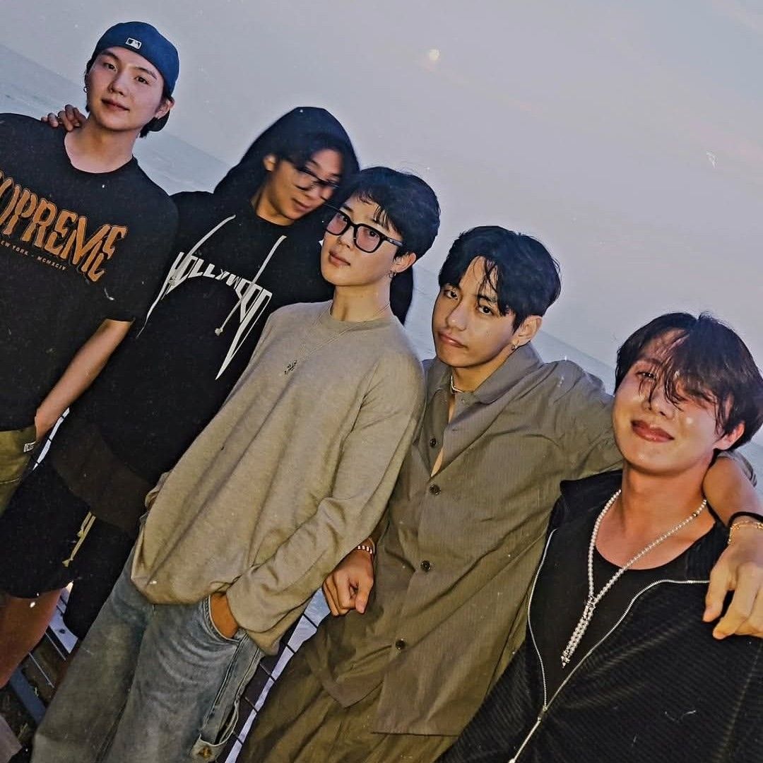 Behind-the-scenes cut of BTS