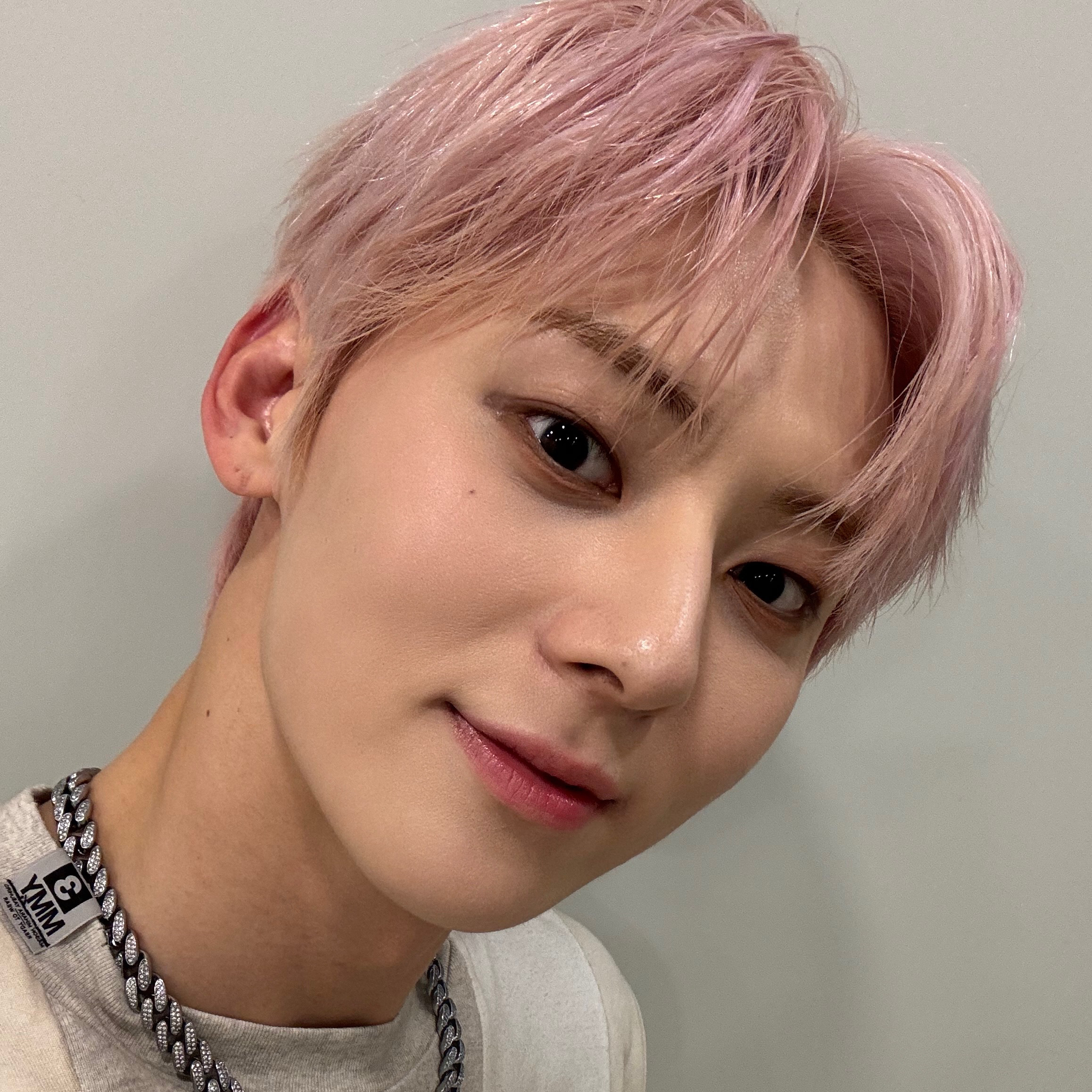 A moment captured by Hwang Minhyun's fan