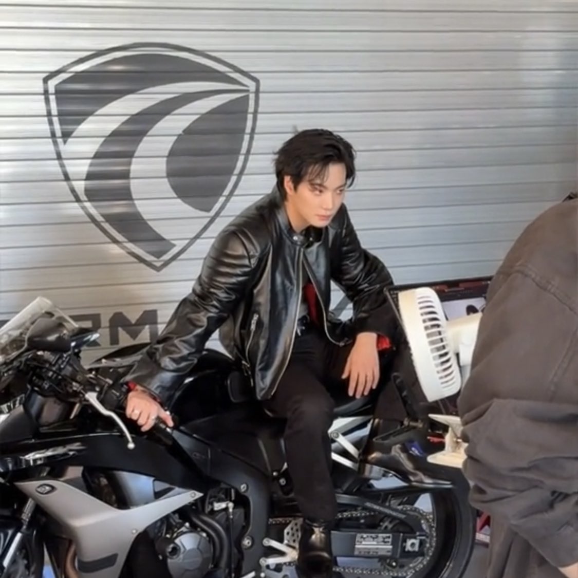 A moment captured by Kim Jonghyeon's fan