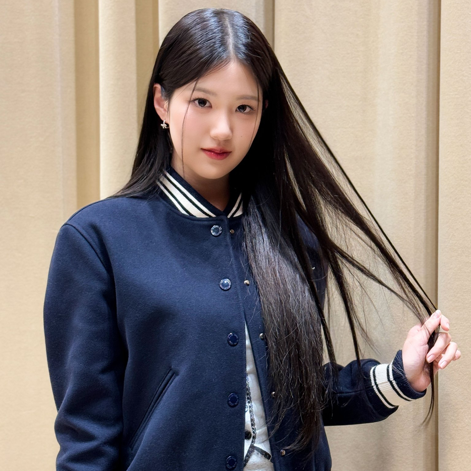 Behind-the-scenes cut of Yoon Jiyoon (izna)