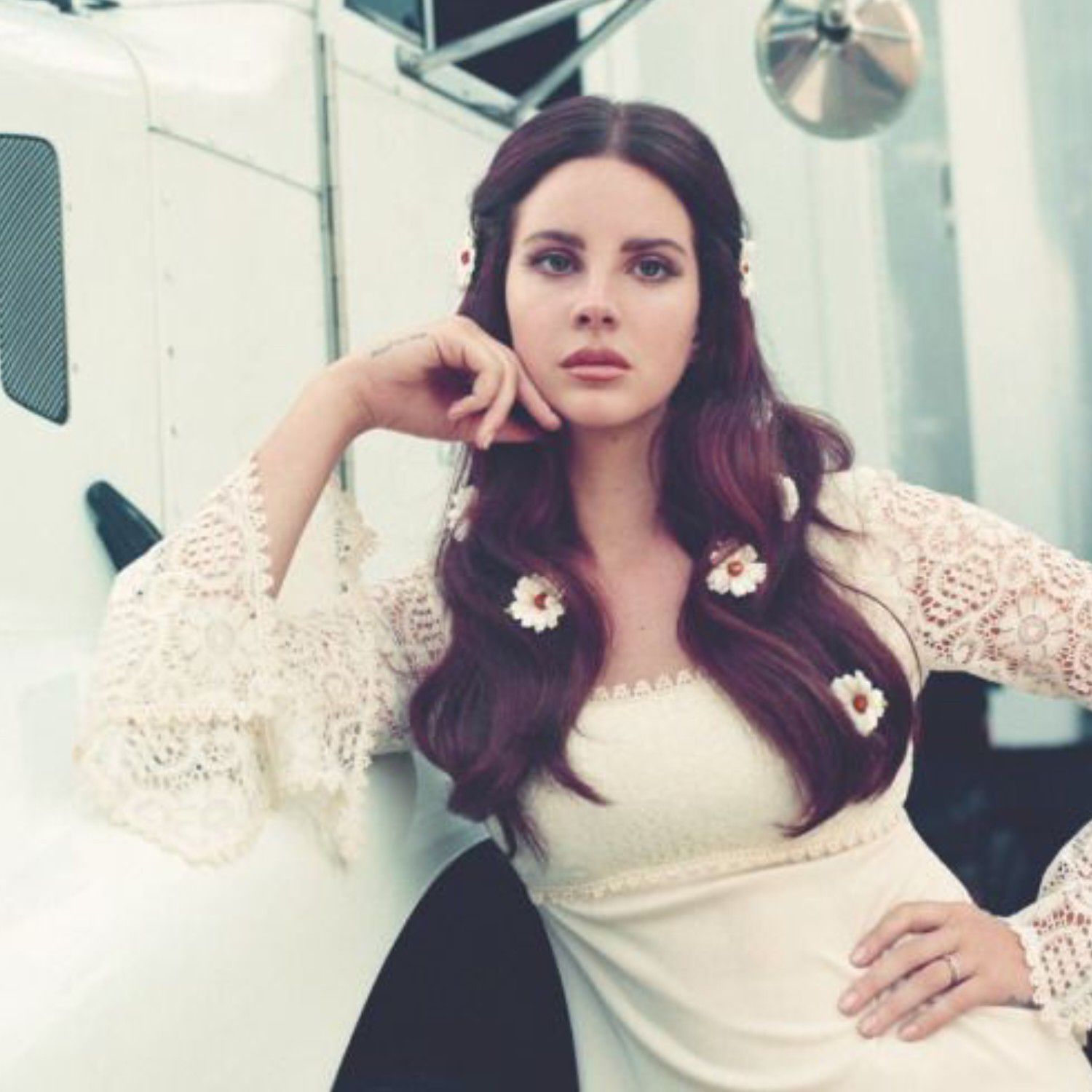 Behind-the-scenes cut of Lana del Rey