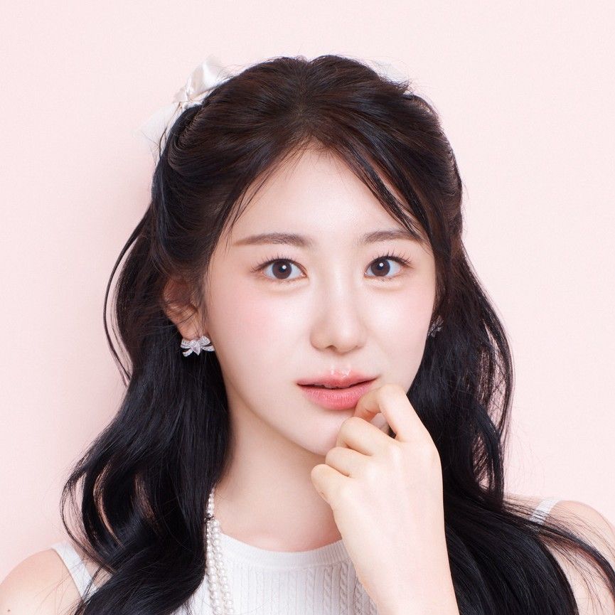 A moment captured by Lee Chaeyeon's fan