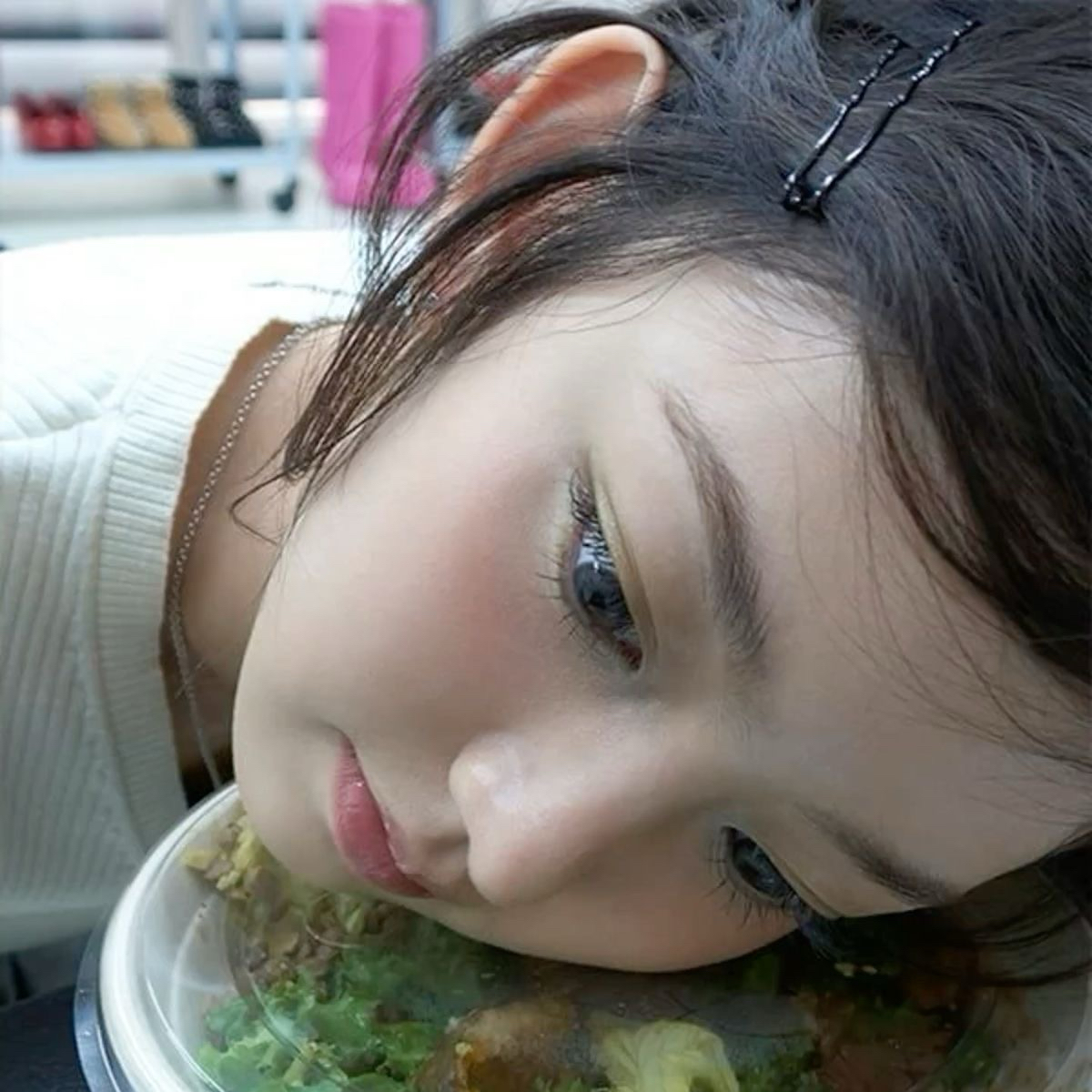 Behind-the-scenes cut of KiiiKiii