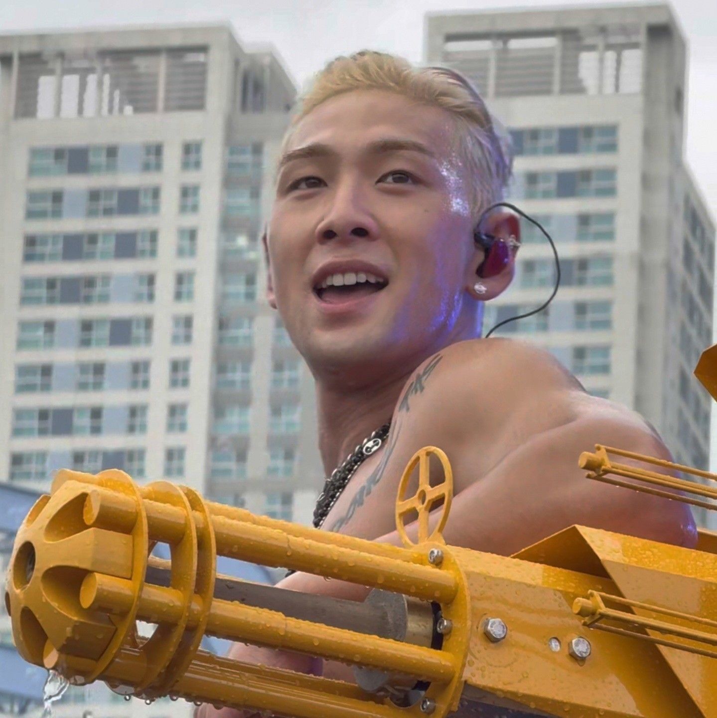 Behind-the-scenes cut of Baekho