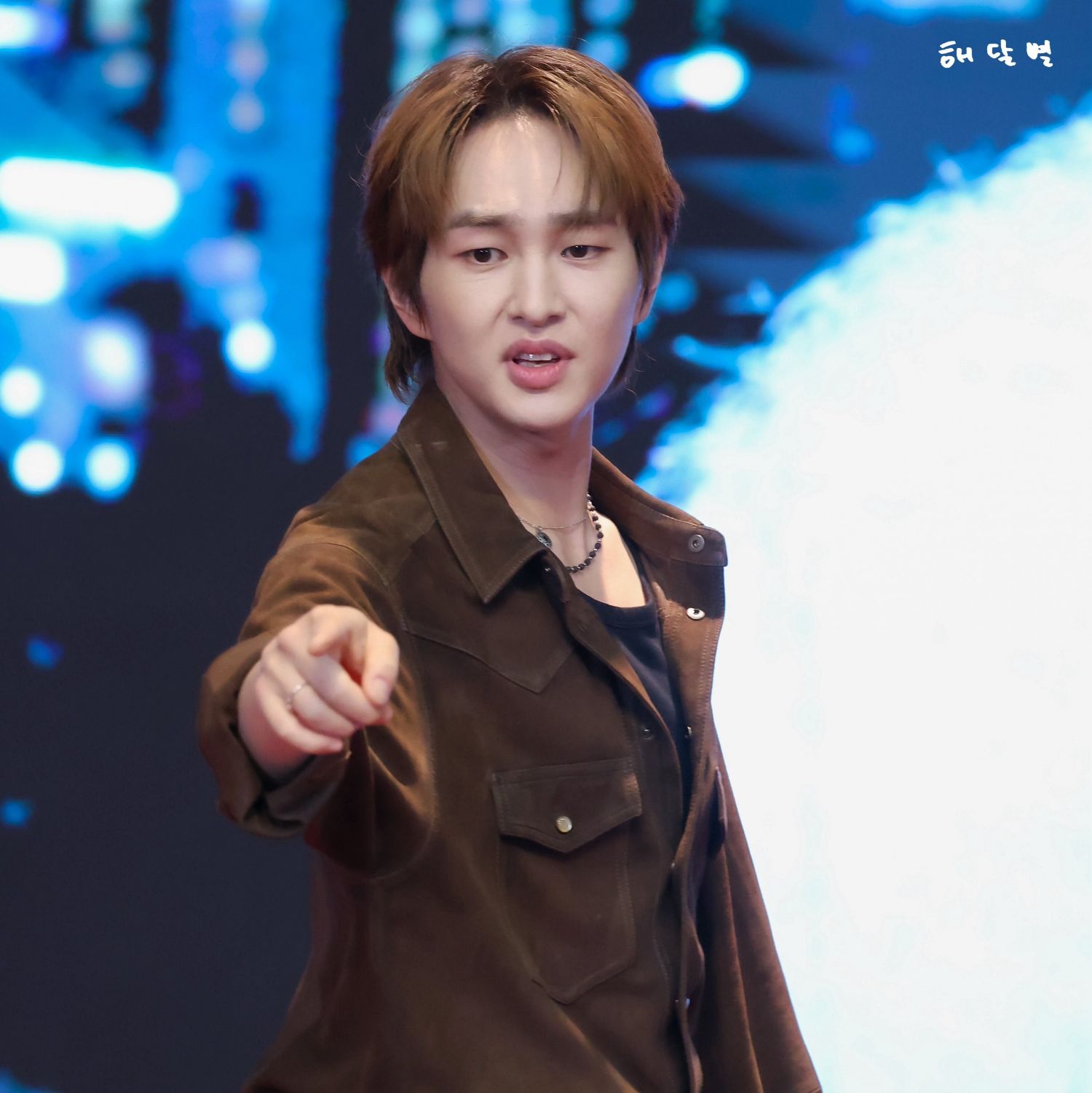 A moment captured by Onew (SHINee)'s fan