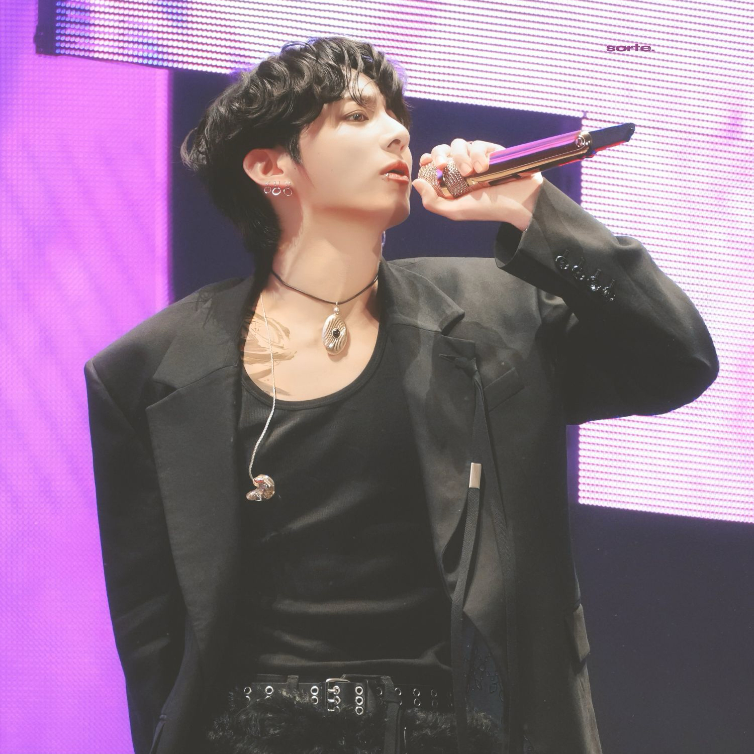 Foto aktivitas terbaru Jungkook (BTS)