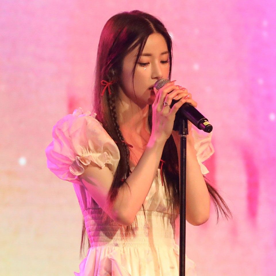 Behind-the-scenes cut of Park Chorong (Apink)