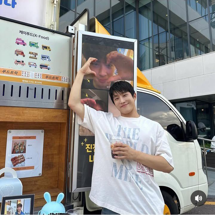 Latest photo of Jinjin (ASTRO)