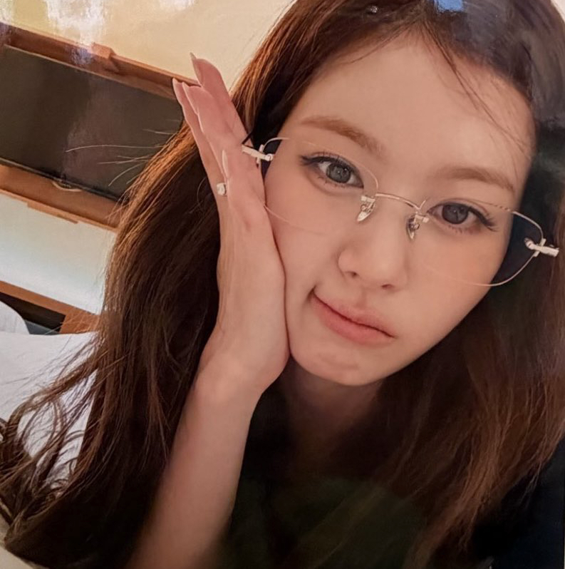 Latest photo of Sana (TWICE)